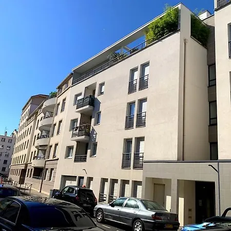 Beau Studio Tout Confort Au Calme Avec Parking . Villeurbanne