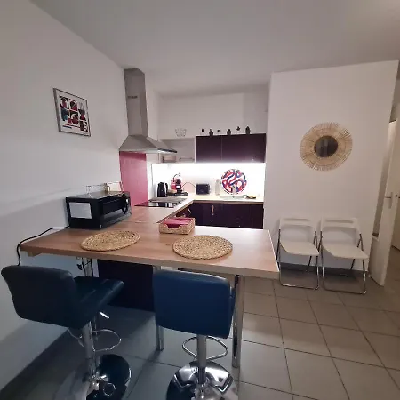 Beau Studio Tout Confort Au Calme Avec Parking .