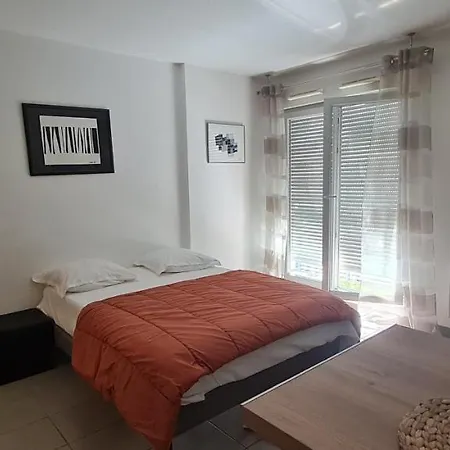 Beau Studio Tout Confort Au Calme Avec Parking . Apartment Villeurbanne